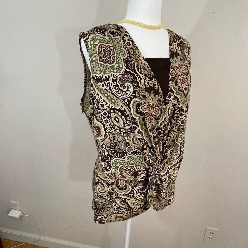 Sleeveless paisley look print in sz 1 X The top has an added faux tank
